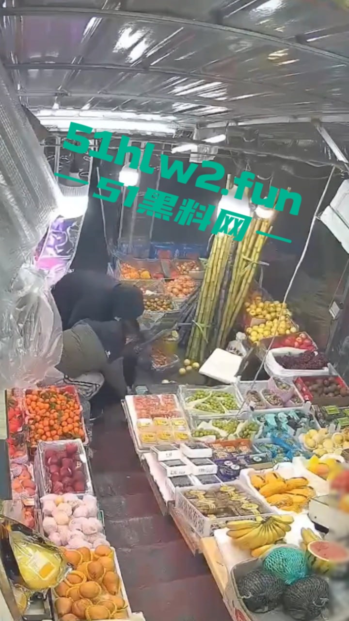 监控截图显示摊位被掀翻瞬间