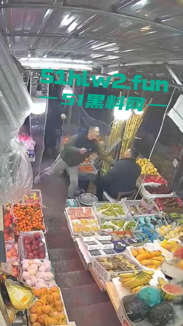 两男子砸摊画面