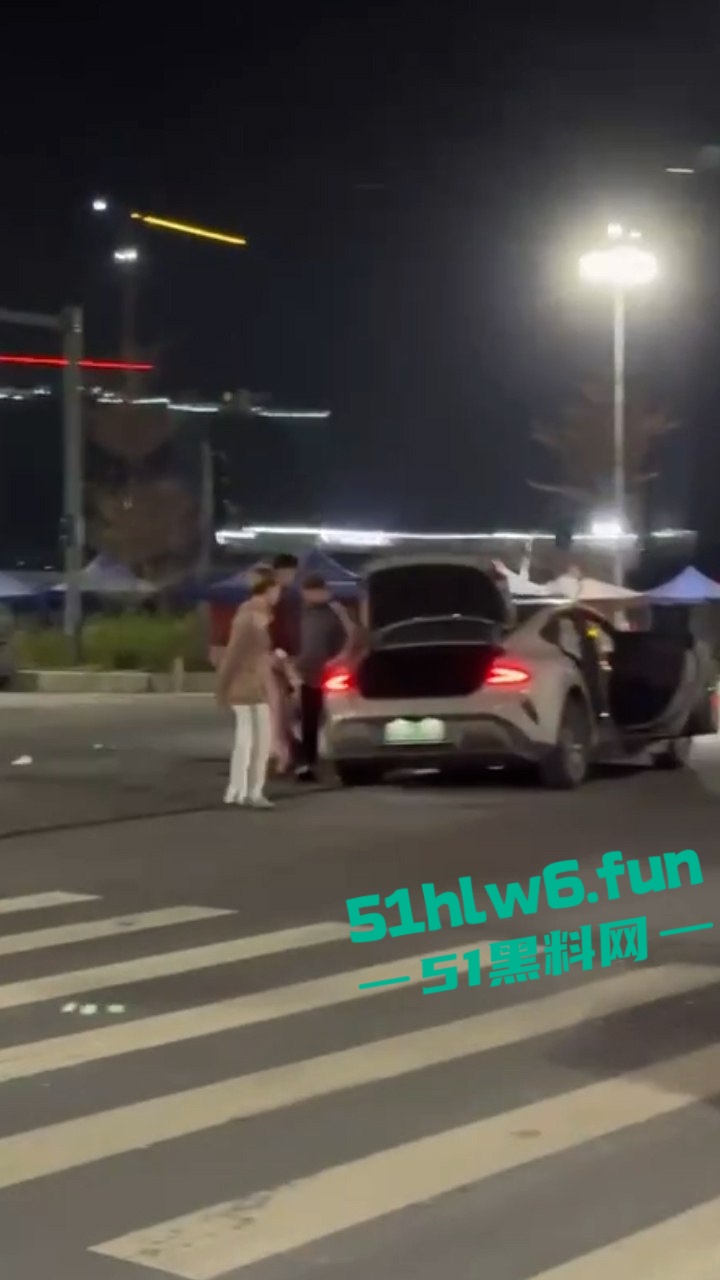 女生被撞飞瞬间1