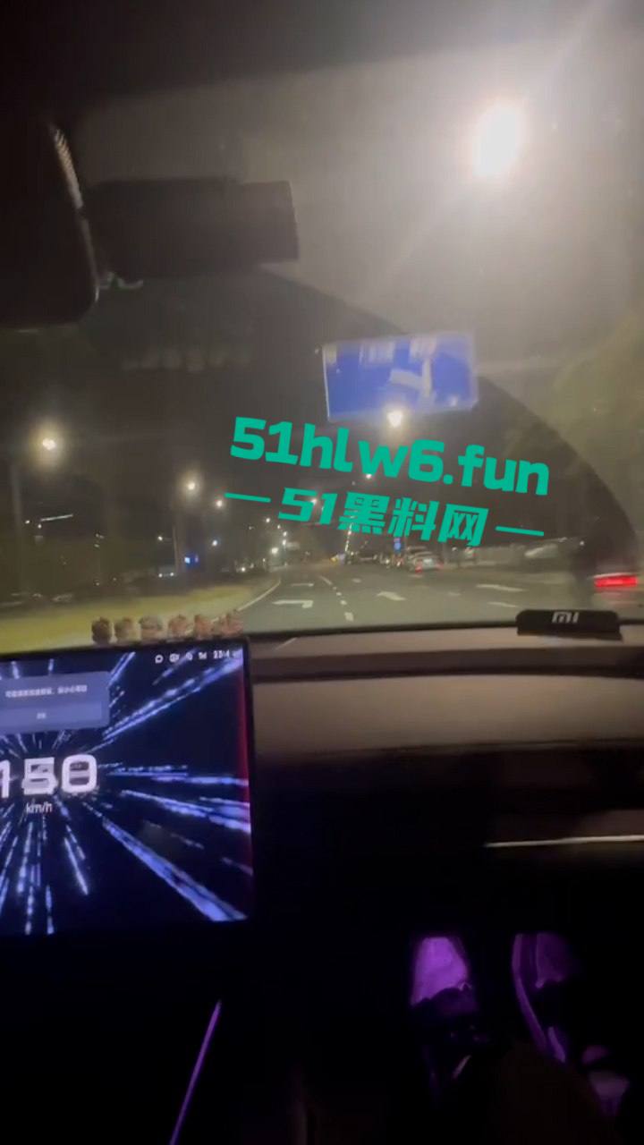 电动车碎片散落