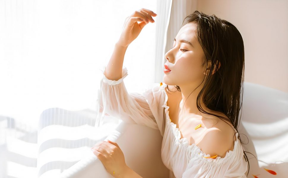 禁忌婚礼：老妈穿婚纱当新娘，我狂操到内射！