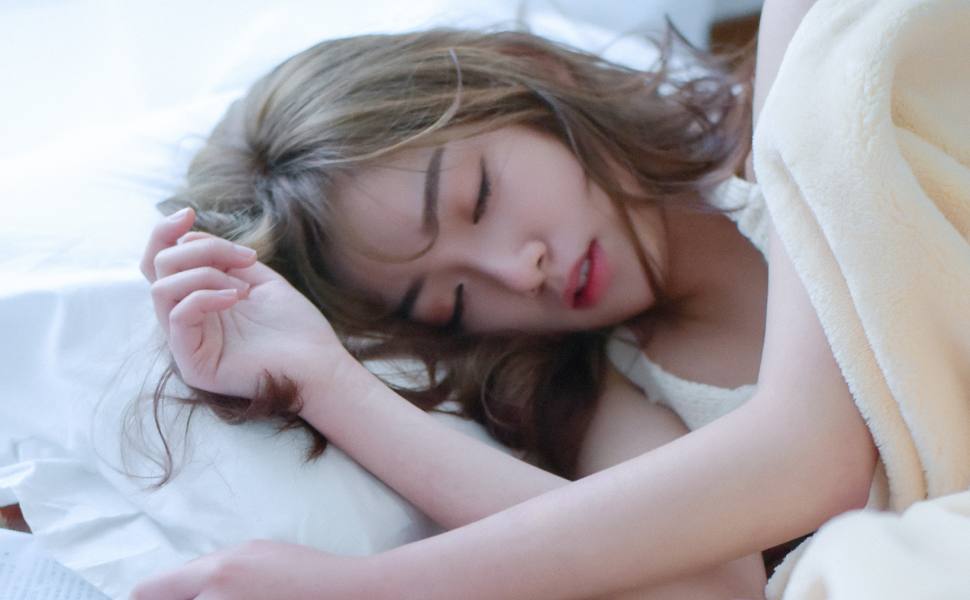 亲儿变情人？单身辣妈微博晒吻照宣示专属权，边包饺子边后入玩得够嗨！