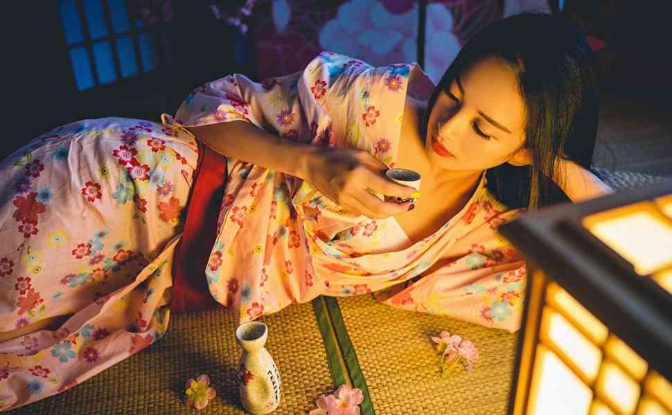 天啊！水会女浴拍到丰腴人妻淋浴，热水湿身曲线太撩人！