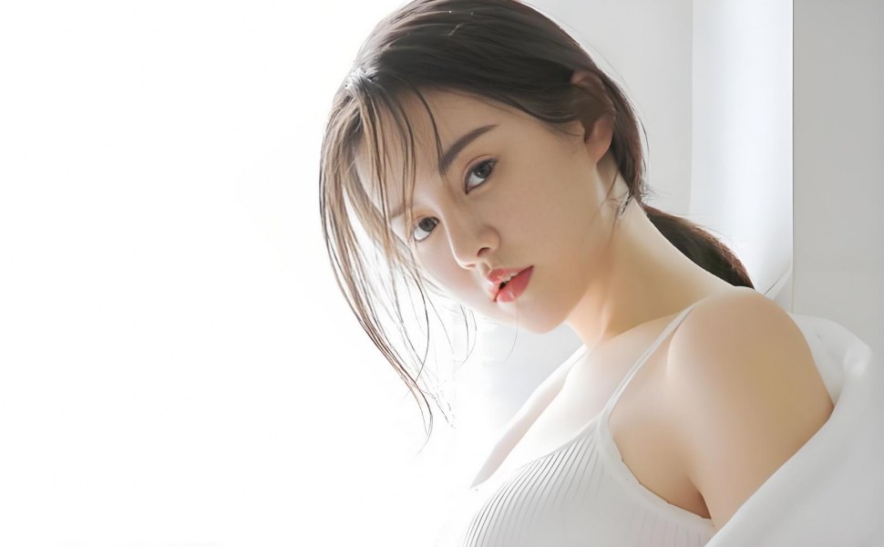 网红脸身材火辣女子穿情趣海军服渔网装自拍：有钱人养成的诱惑背后，法律与道德的双重警示