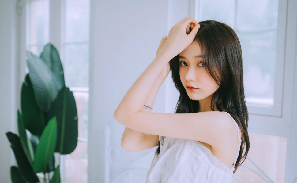 直播平台主播cosplayLiLi化身生理导师，讲解私密知识并因游戏失利逐步褪衣