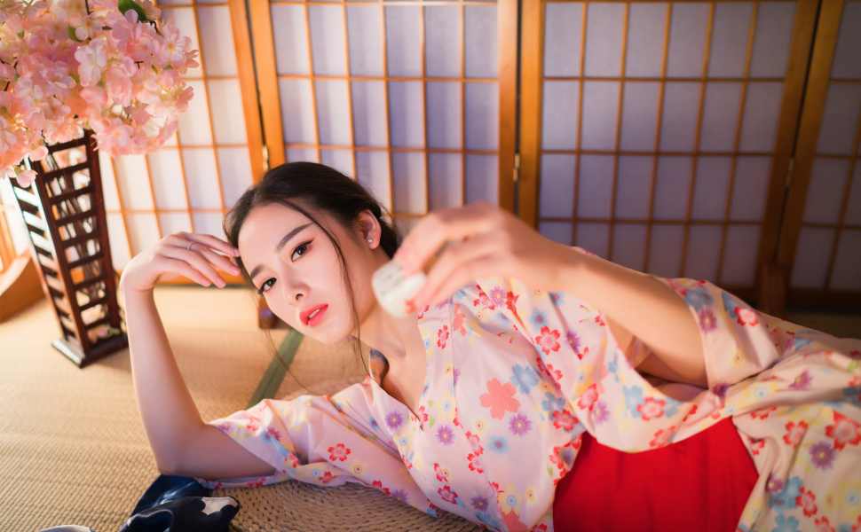网友炸锅！妹子与狗狗亲密互动视频疯传，这待遇让单身狗都羡慕了